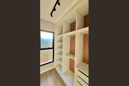 Casa de condomínio à venda com 225m², 3 quartos e 4 vagasQuarto