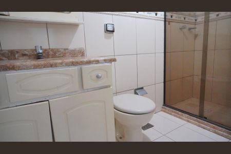 Banheiro  de apartamento para alugar com 2 quartos, 48m² em Petrópolis, Porto Alegre
