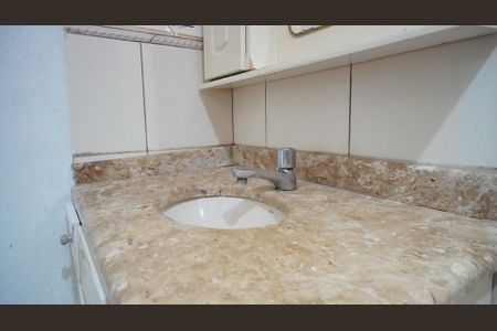 Banheiro  de apartamento para alugar com 2 quartos, 48m² em Petrópolis, Porto Alegre