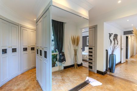 Apartamento para alugar com 346m², 4 quartos e 3 vagas Apartamento para alugar com 346m², 4 quartos e 3 vagasCloset da Suíte 2