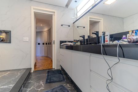 Apartamento para alugar com 346m², 4 quartos e 3 vagas Apartamento para alugar com 346m², 4 quartos e 3 vagasBanheiro da Suíte 2
