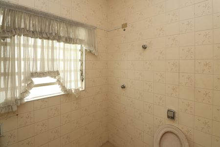 Casa para alugar com 285m², 3 quartos e 6 vagasBanheiro social