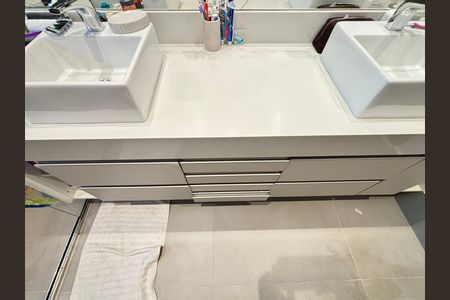 Apartamento à venda com 154m², 3 quartos e 2 vagas Apartamento à venda com 154m², 3 quartos e 2 vagasBanheiro da Suíte