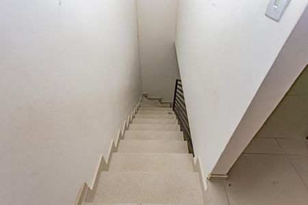 Casa à venda com 64m², 2 quartos e 1 vaga Casa à venda com 64m², 2 quartos e 1 vagaEscada