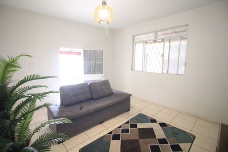 Casa à venda com 240m², 2 quartos e 2 vagasSala