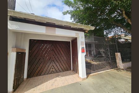 Casa à venda com 190m², 3 quartos e 2 vagas Casa à venda com 190m², 3 quartos e 2 vagasFachada