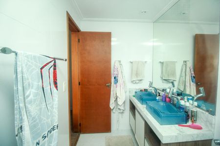 Apartamento à venda com 141m², 3 quartos e 3 vagas Apartamento à venda com 141m², 3 quartos e 3 vagasBanheiro da Suíte 1