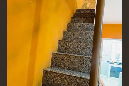Casa para alugar com 75m², 2 quartos e 5 vagasEscada