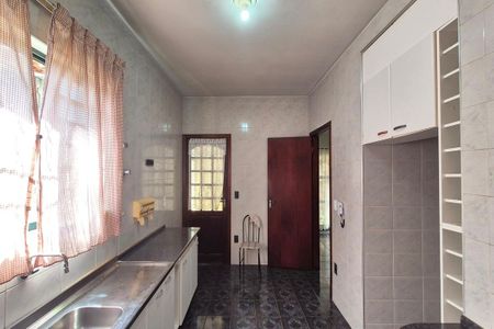 Casa à venda com 280m², 5 quartos e 4 vagasCozinha 