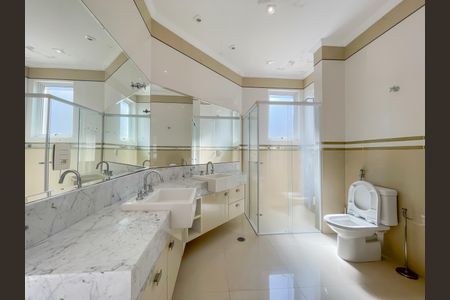 Apartamento à venda com 456m², 4 quartos e 6 vagasBanheiro da Suíte 1