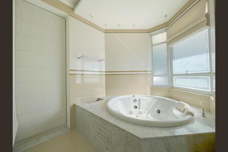 Apartamento à venda com 456m², 4 quartos e 6 vagasBanheiro da Suíte 1