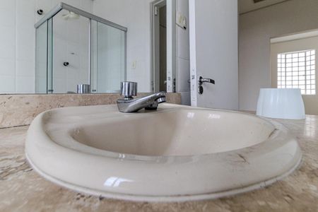 Casa à venda com 180m², 4 quartos e 2 vagas Casa à venda com 180m², 4 quartos e 2 vagasBanheiro