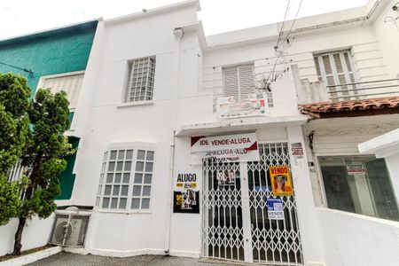 Casa à venda com 180m², 4 quartos e 2 vagas Casa à venda com 180m², 4 quartos e 2 vagasFachada