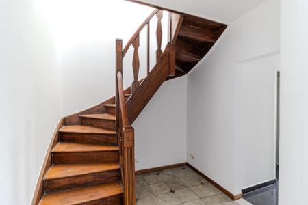 Casa à venda com 180m², 4 quartos e 2 vagas Casa à venda com 180m², 4 quartos e 2 vagasEscada