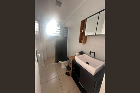 Banheiro de kitnet/studio para alugar com 1 quarto, 31m² em Jardim Lindóia, Porto Alegre
