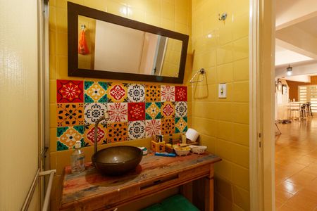 Casa à venda com 371m², 4 quartos e 6 vagasBanheiro de serviço