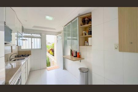 Cozinha de casa para alugar com 3 quartos, 300m² em Azenha, Porto Alegre