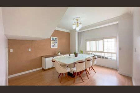 Casa para alugar com 300m², 3 quartos e 4 vagasSala