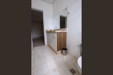 Casa de condomínio para alugar com 302m², 4 quartos e 4 vagas Casa de condomínio para alugar com 302m², 4 quartos e 4 vagasBanheiro social