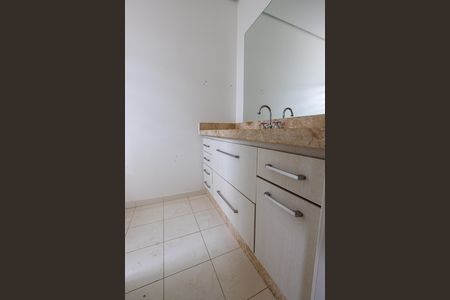Casa de condomínio para alugar com 302m², 4 quartos e 4 vagas Casa de condomínio para alugar com 302m², 4 quartos e 4 vagasBanheiro da Suíte