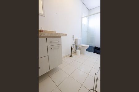Casa de condomínio para alugar com 302m², 4 quartos e 4 vagas Casa de condomínio para alugar com 302m², 4 quartos e 4 vagasBanheiro da Suíte 2