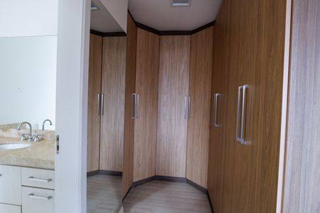 Casa de condomínio para alugar com 302m², 4 quartos e 4 vagas Casa de condomínio para alugar com 302m², 4 quartos e 4 vagasCloset da Suíte