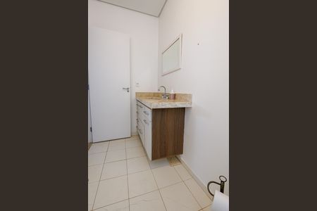 Casa de condomínio para alugar com 302m², 4 quartos e 4 vagas Casa de condomínio para alugar com 302m², 4 quartos e 4 vagasBanheiro da Suíte 2