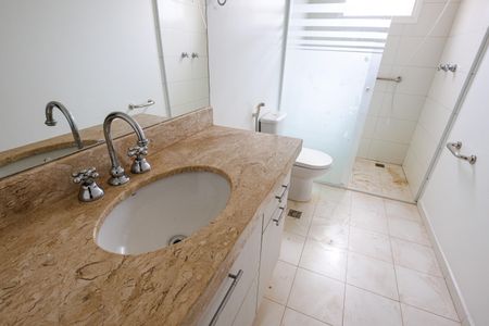 Casa de condomínio para alugar com 302m², 4 quartos e 4 vagas Casa de condomínio para alugar com 302m², 4 quartos e 4 vagasBanheiro social