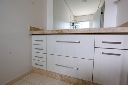 Casa de condomínio para alugar com 302m², 4 quartos e 4 vagas Casa de condomínio para alugar com 302m², 4 quartos e 4 vagasBanheiro da Suíte