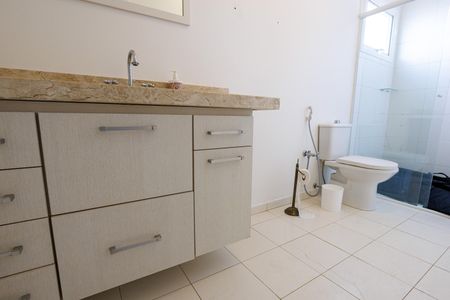 Casa de condomínio para alugar com 302m², 4 quartos e 4 vagas Casa de condomínio para alugar com 302m², 4 quartos e 4 vagasBanheiro da Suíte 2