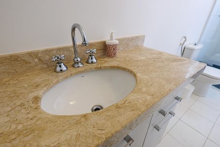 Casa de condomínio para alugar com 302m², 4 quartos e 4 vagas Casa de condomínio para alugar com 302m², 4 quartos e 4 vagasBanheiro da Suíte 2