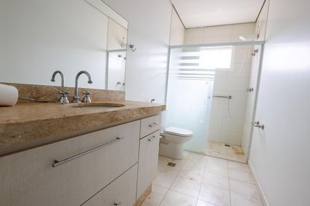 Casa de condomínio para alugar com 302m², 4 quartos e 4 vagas Casa de condomínio para alugar com 302m², 4 quartos e 4 vagasBanheiro social