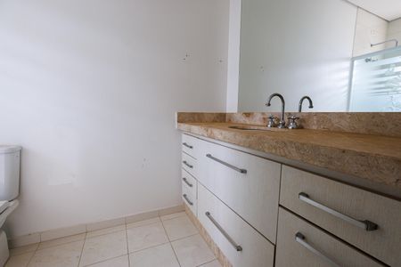 Casa de condomínio para alugar com 302m², 4 quartos e 4 vagas Casa de condomínio para alugar com 302m², 4 quartos e 4 vagasBanheiro da Suíte