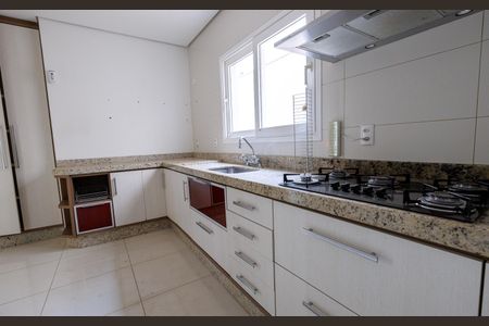 Casa de condomínio para alugar com 302m², 4 quartos e 4 vagas Casa de condomínio para alugar com 302m², 4 quartos e 4 vagasCozinha