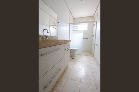 Casa de condomínio para alugar com 302m², 4 quartos e 4 vagas Casa de condomínio para alugar com 302m², 4 quartos e 4 vagasBanheiro social