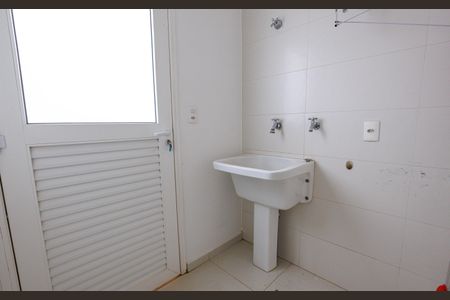 Casa de condomínio para alugar com 302m², 4 quartos e 4 vagas Casa de condomínio para alugar com 302m², 4 quartos e 4 vagasÁrea de serviço