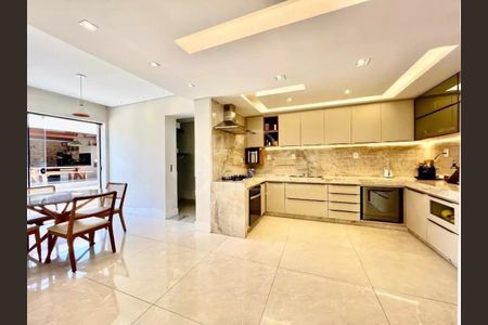 Casa à venda com 694m², 3 quartos e 10 vagasCozinha