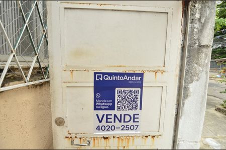 Casa à venda com 229m², 5 quartos e 1 vaga Casa à venda com 229m², 5 quartos e 1 vagaFachada
