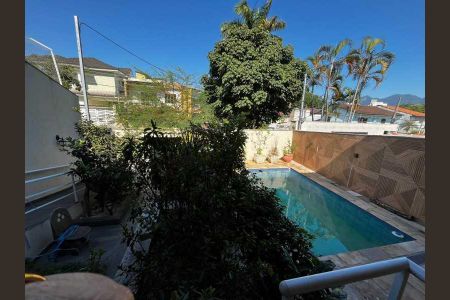 Casa de condomínio à venda com 273m², 3 quartos e 2 vagas