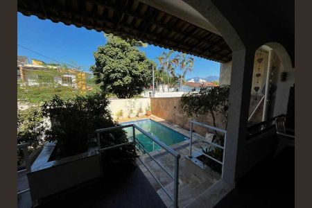 Casa de condomínio à venda com 273m², 3 quartos e 2 vagas