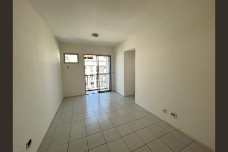 Sala de apartamento para alugar com 2 quartos, 55m² em Jardim Sulacap, Rio de Janeiro