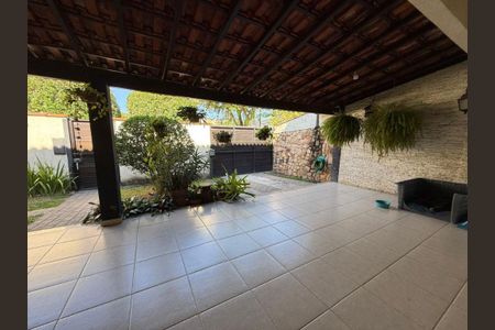 Casa à venda com 181m², 5 quartos e 2 vagas