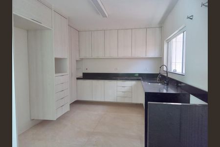 Casa de condomínio para alugar com 400m², 4 quartos e sem vaga