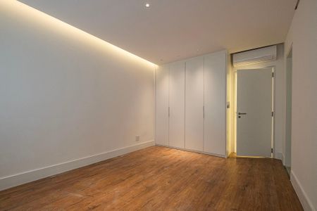 Apartamento à venda com 455m², 4 quartos e 4 vagas Apartamento à venda com 455m², 4 quartos e 4 vagasSuíte 3