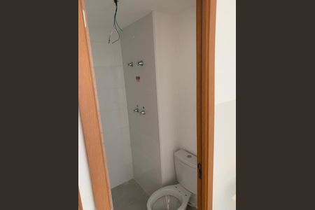 Banheiro de apartamento para alugar com 2 quartos, 46m² em Maria Paula, São Gonçalo