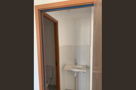 Banheiro de apartamento para alugar com 2 quartos, 46m² em Maria Paula, São Gonçalo