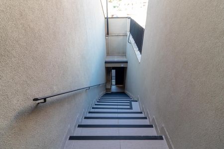 Casa à venda com 155m², 2 quartos e 2 vagas Casa à venda com 155m², 2 quartos e 2 vagasEscada de Entrada