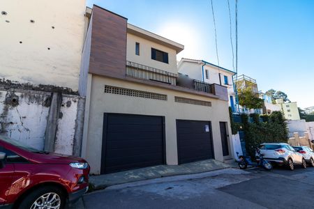 Casa à venda com 155m², 2 quartos e 2 vagas Casa à venda com 155m², 2 quartos e 2 vagasFachada