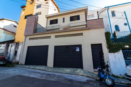 Casa à venda com 155m², 2 quartos e 2 vagas Casa à venda com 155m², 2 quartos e 2 vagasFachada
