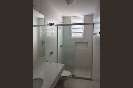 Apartamento para alugar com 100m², 3 quartos e 1 vagaBanheiro com piso de porcelanato, pia e vaso sanitário brancos, e janela pequena.